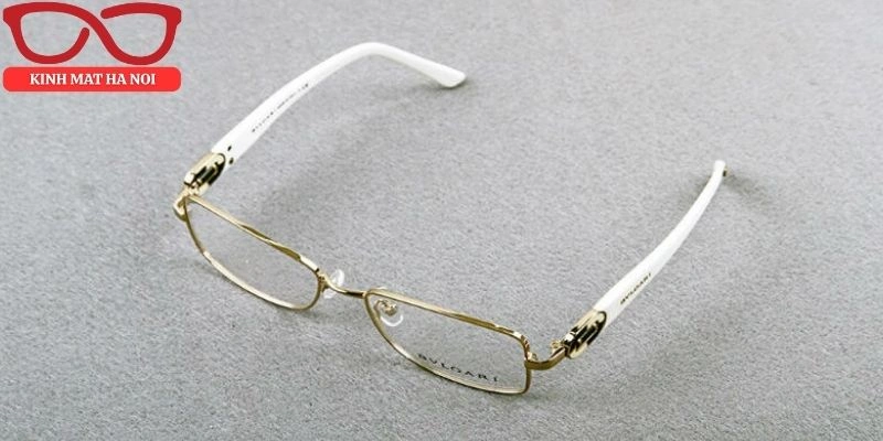 Kính lão hàng hiệu là món đồ không thể thiếu cho người cao tuổi